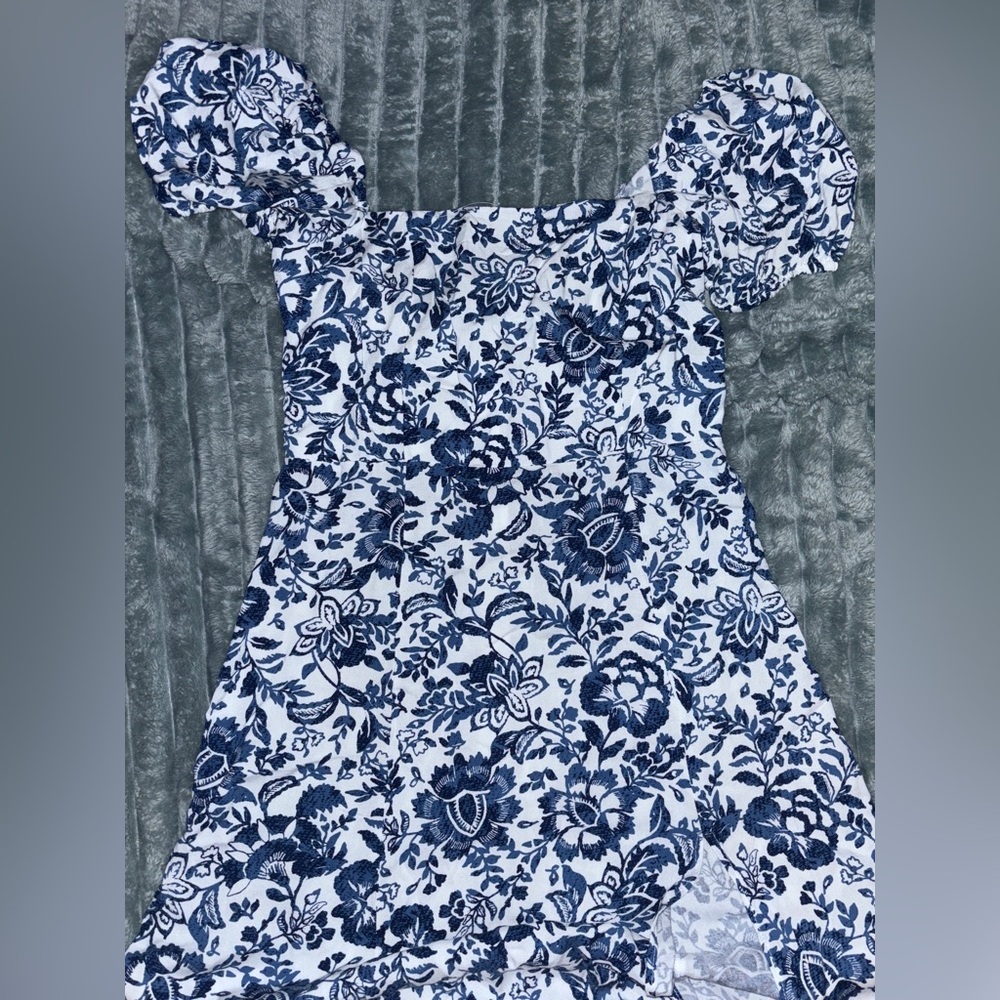 Francesca’s blue floral midi dress